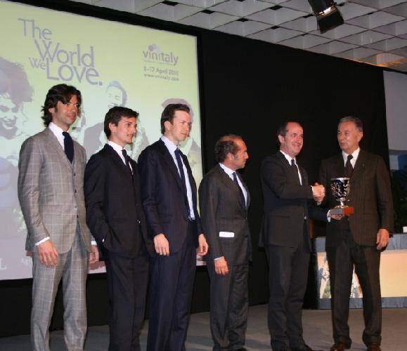 La consegna del Premio Speciale 'Gran Vinitaly 2010' a Zonin